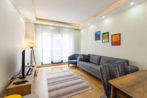 Modern and Eclectic Flat near Public Transportation in Maltepe